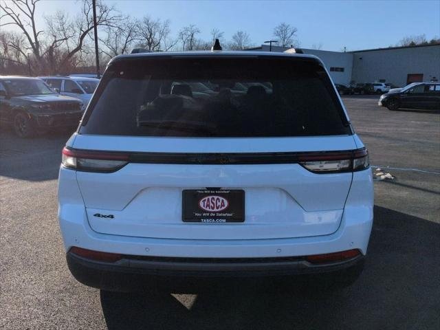New 2026 Bright White Clear-Coat Exterior Paint Jeep Altitude image 3