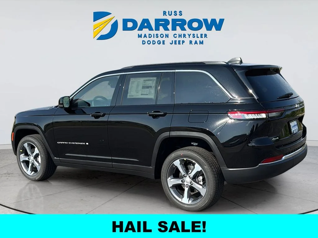 New 2025 Diamond Black Crystal Pearl-Coat Exterior Paint Jeep Limited image 3