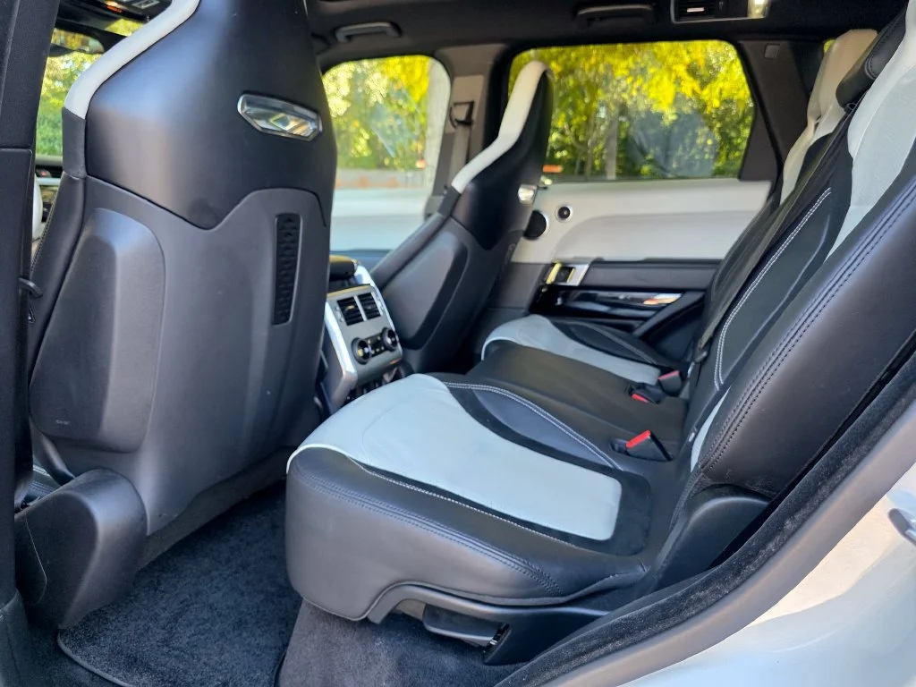 Used 2018 White Land Rover SVR image 30