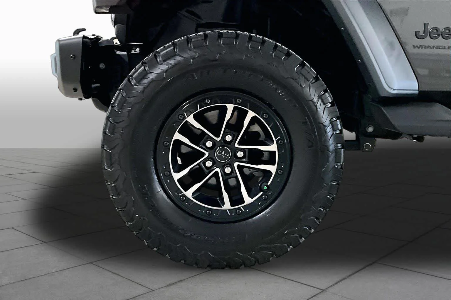 Used 2025 Granite Crystal Metallic Clearcoat Jeep Sport S image 11