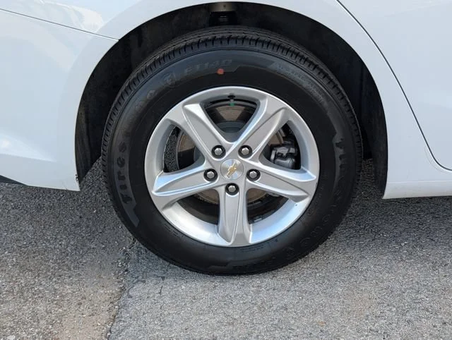 Used 2024 Summit White Chevrolet 1LT image 3