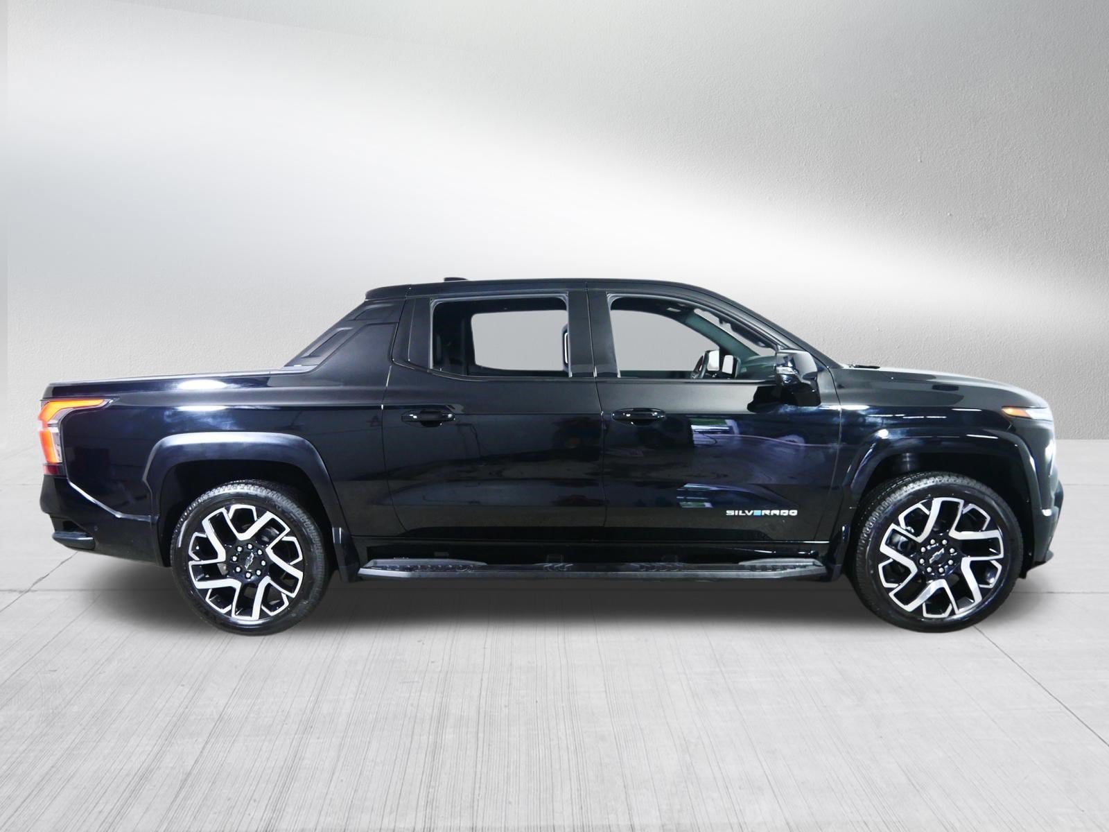 Used 2025 Black Chevrolet RST - Max Range image 8