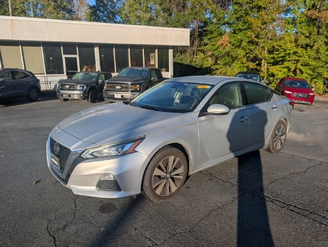 Used 2022 Silver Nissan 2.5 SV image 3