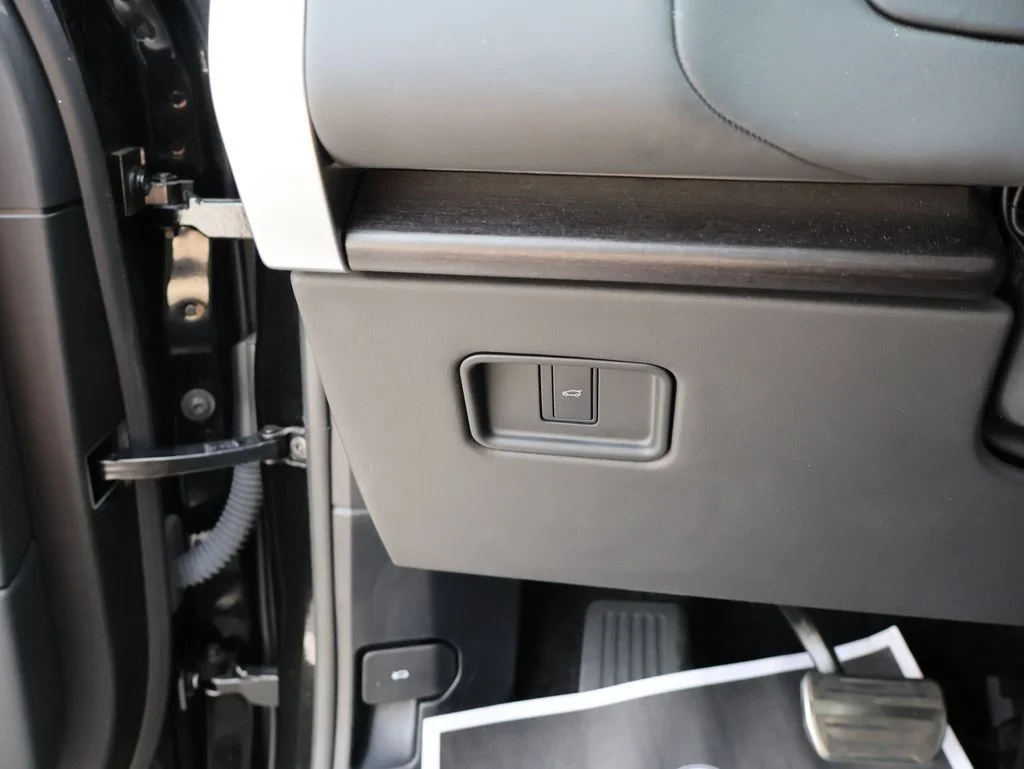 Certified Used 2025 Santorini Black Land Rover SE image 33