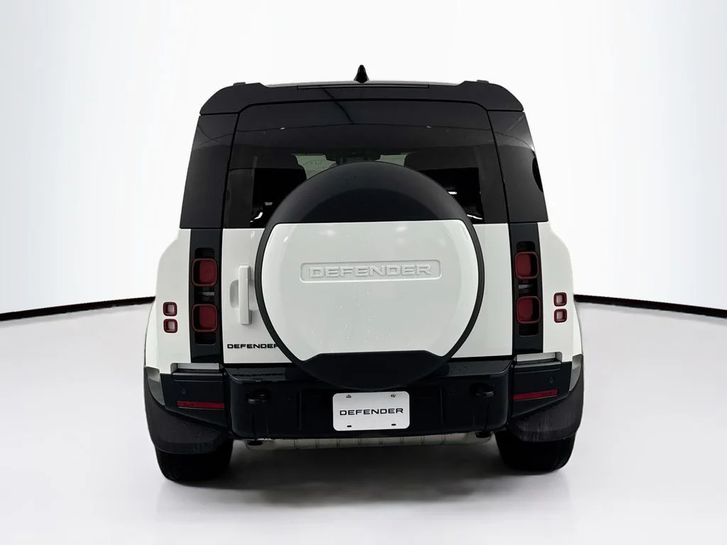 Used 2024 White Land Rover X-Dynamic SE image 6