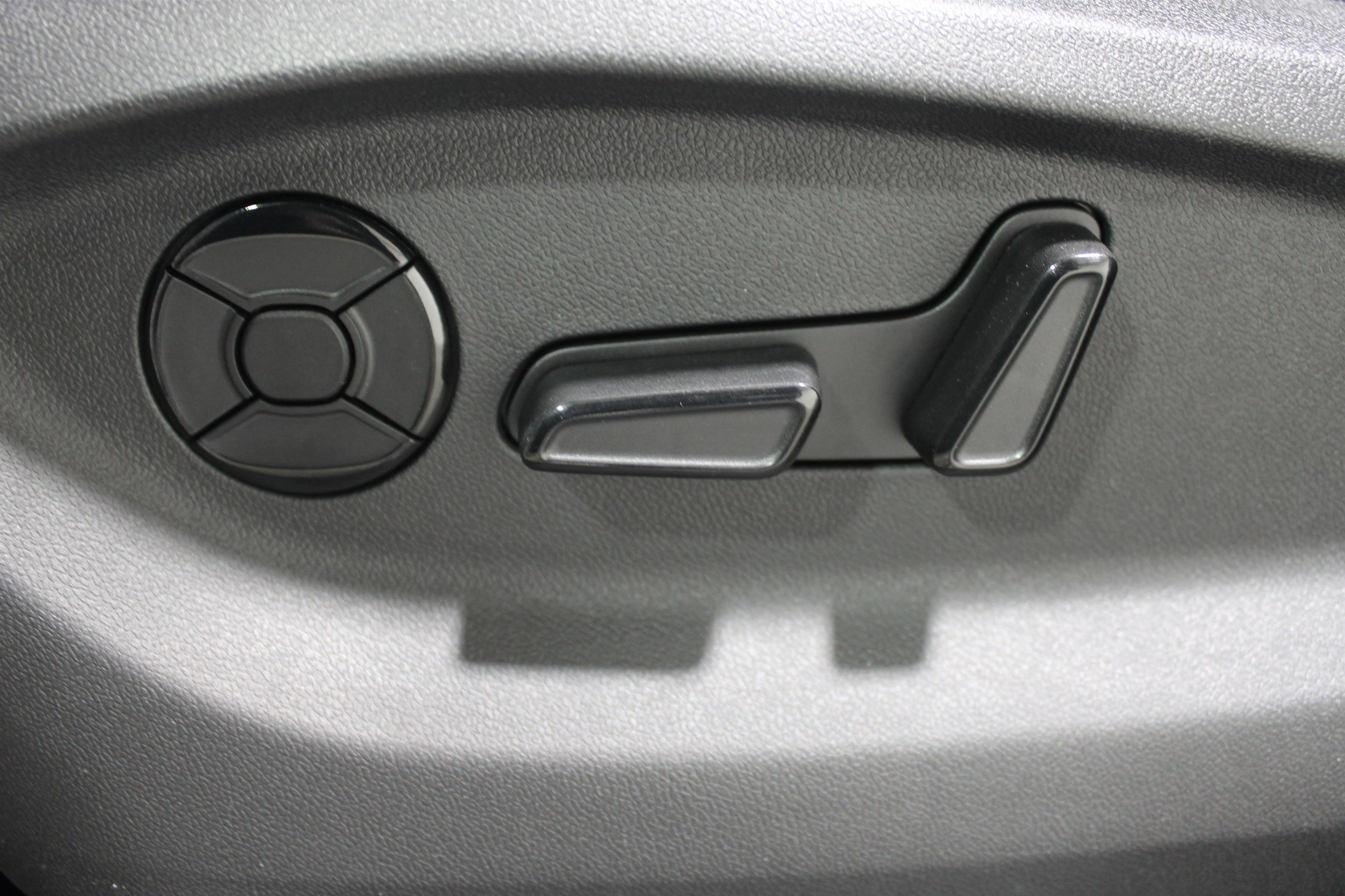 New 2026 Pure White Volkswagen SE image 4