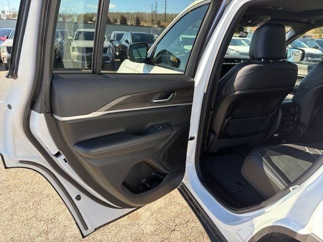 New 2026 Bright White Clear-Coat Exterior Paint Jeep Altitude image 13