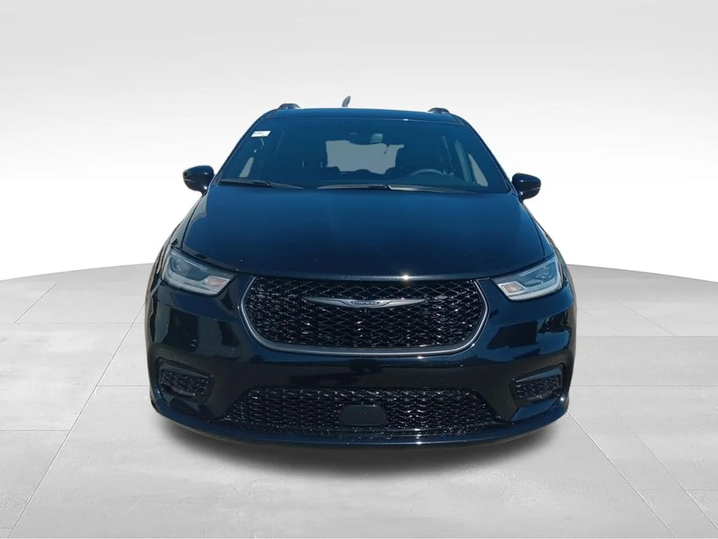 Used 2025 Diamond Black Crystal Pearlcoat Chrysler Limited image 10