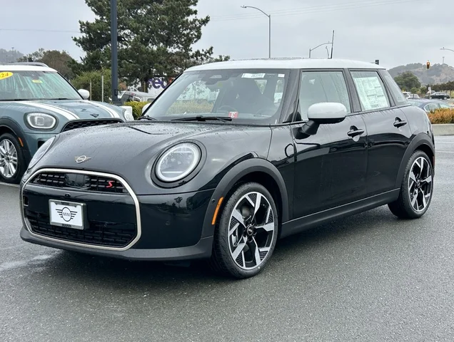 2026 MINI 4 Door Iconic