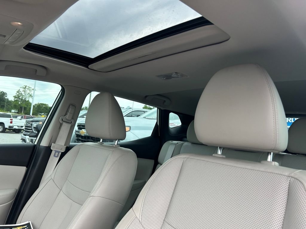 Used 2022 White Nissan SL image 21