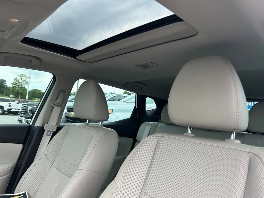 Used 2022 White Nissan SL image 21