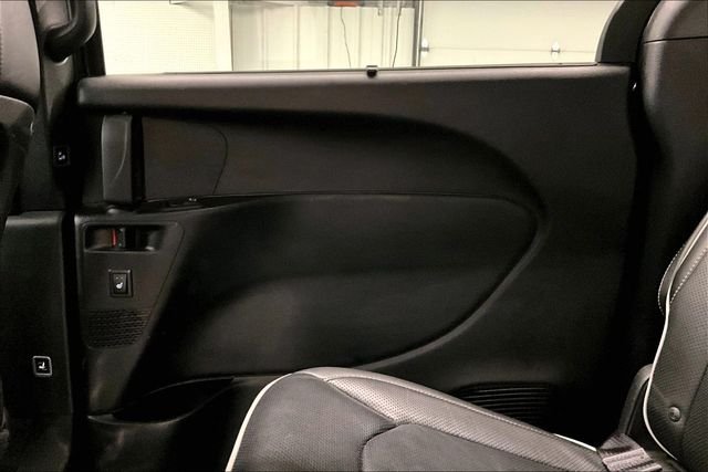 Used 2018 Granite Crystal Metallic Clearcoat Chrysler Limited image 23