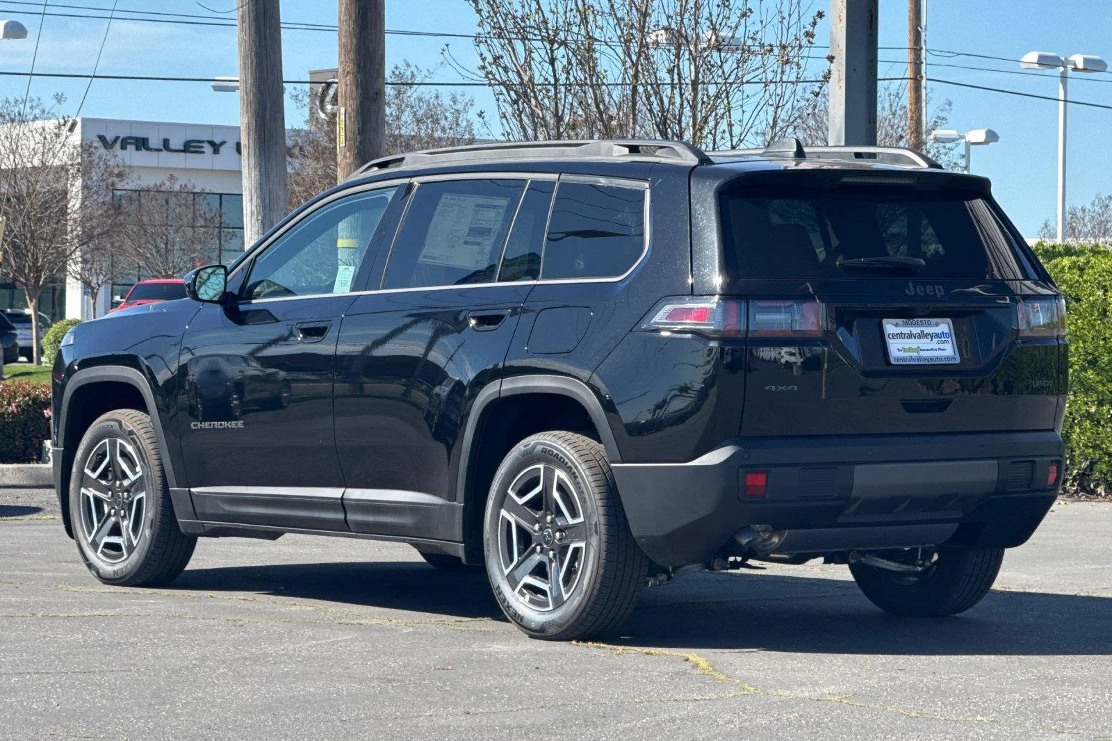 New 2026 Diamond Black Crystal Pearl-Coat Exterior Paint Jeep Laredo image 5