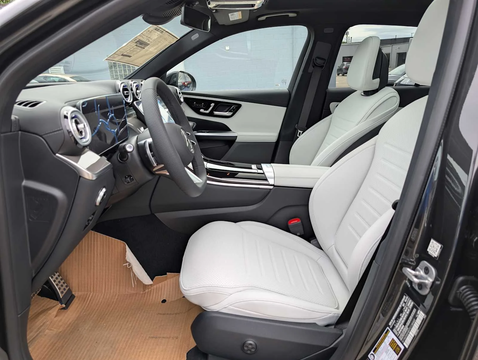 Used 2026 Graphite Grey Metallic Mercedes-Benz GLC 300 image 4