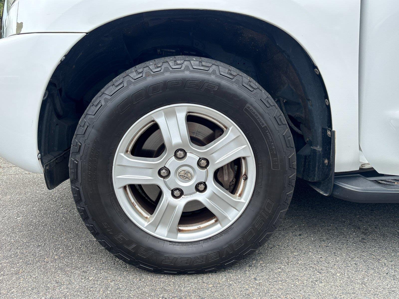 Used 2016 Super White Toyota SR5 image 9