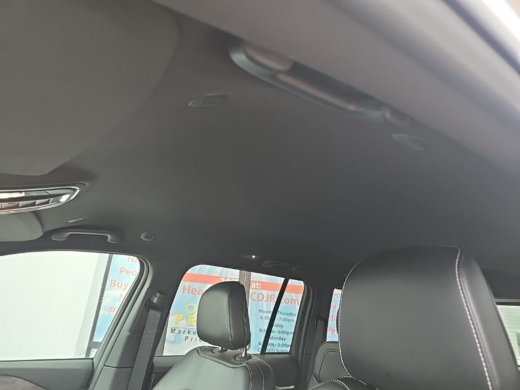 New 2026 Bright White Clear-Coat Exterior Paint Jeep Altitude image 37