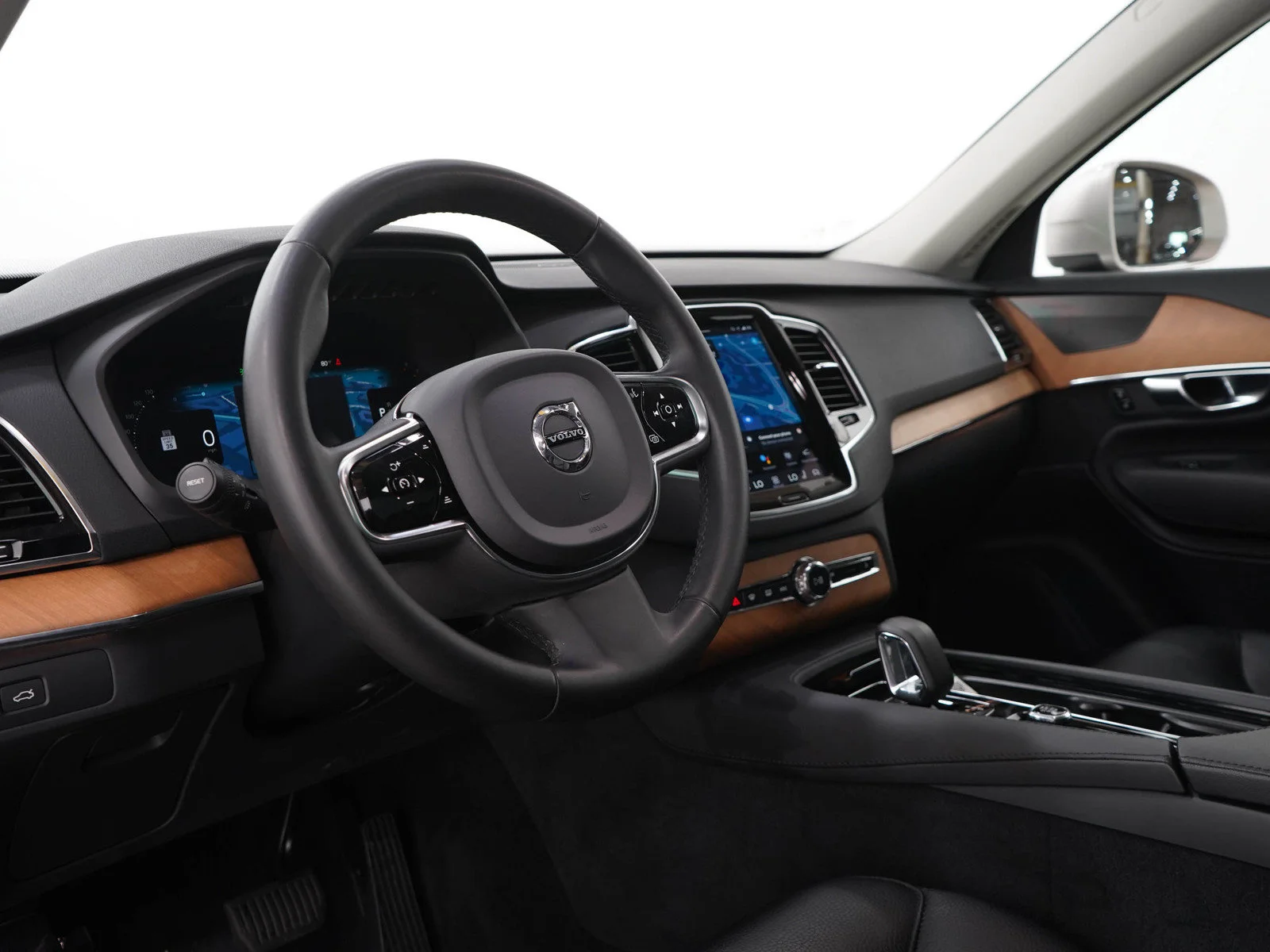 Used 2023 Dusk Metallic Volvo Plus image 28