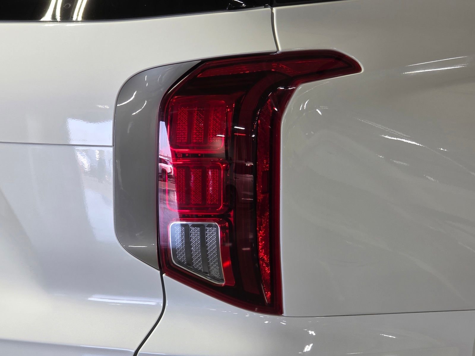 Used 2022 Hyper White Hyundai SEL image 12