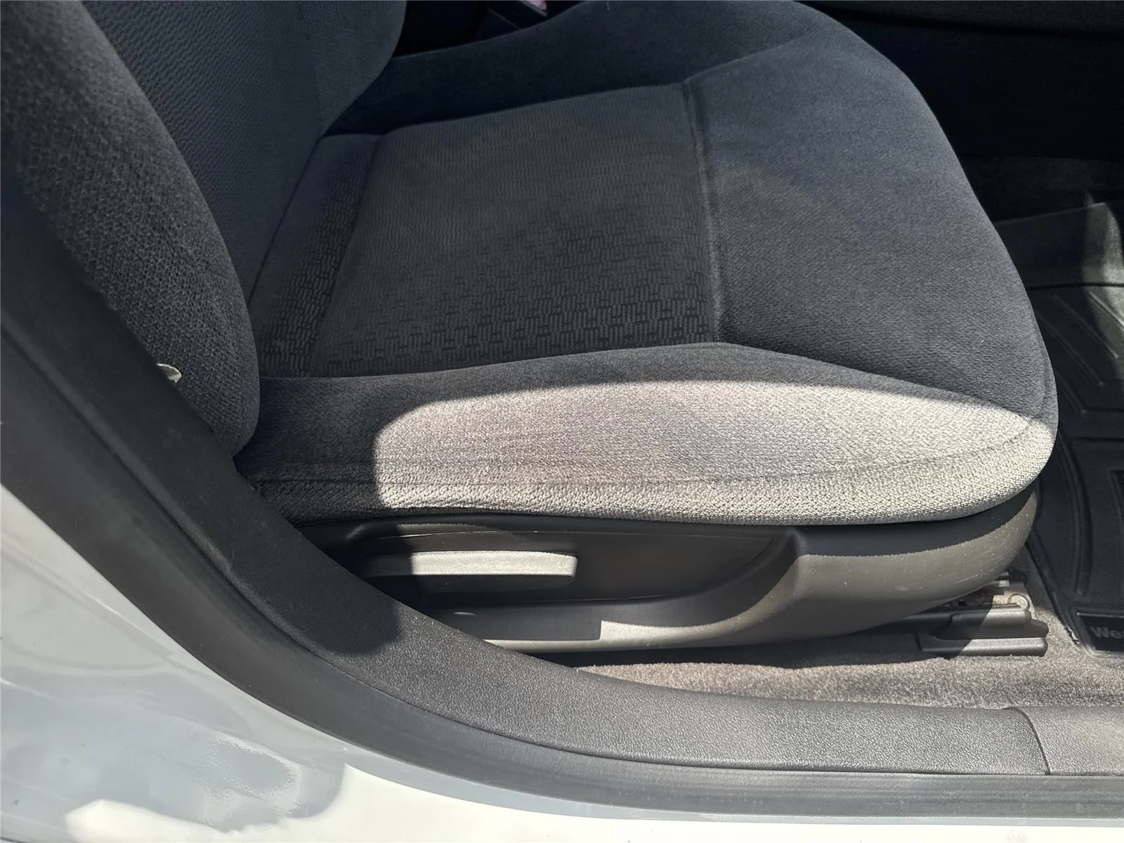 Used 2015 SUMMIT WHITE Chevrolet LT image 33