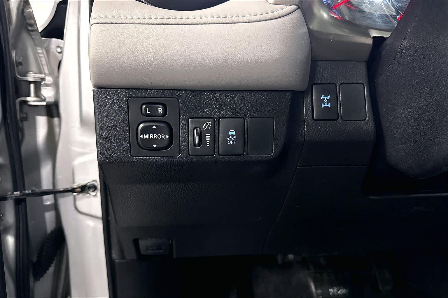 Used 2015 Classic Silver Metallic Toyota XLE image 34