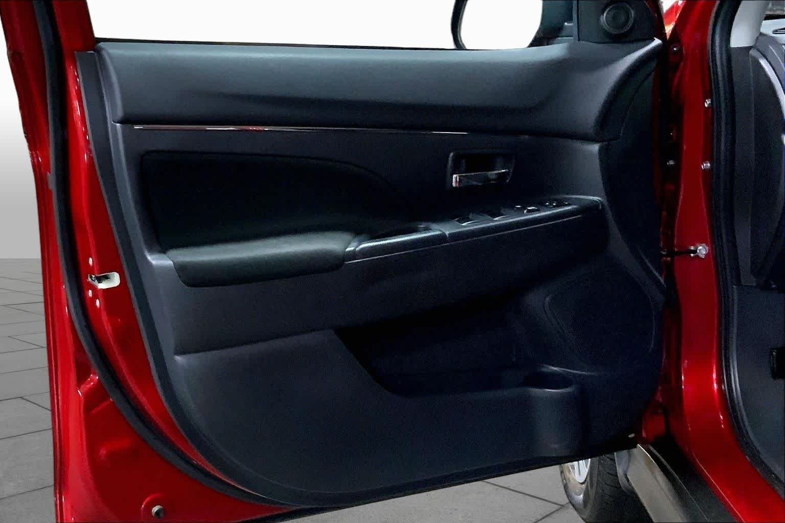 Used 2022 Red Diamond Mitsubishi ES image 22