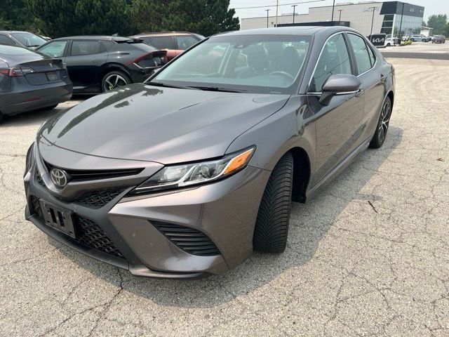 Used 2018 Gray Toyota SE image 4