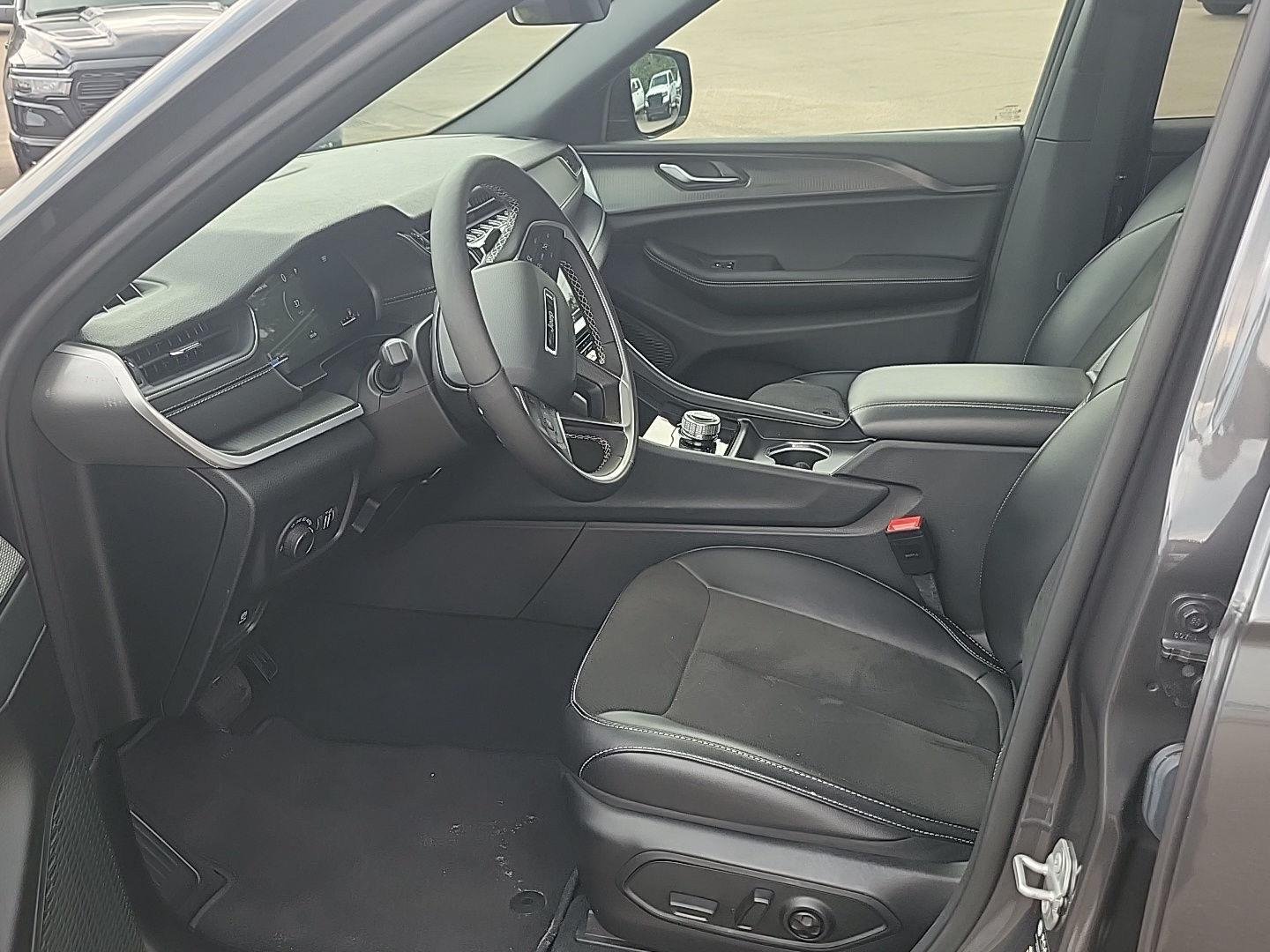 Used 2025 Baltic Gray Metallic Clearcoat Jeep Altitude X image 3