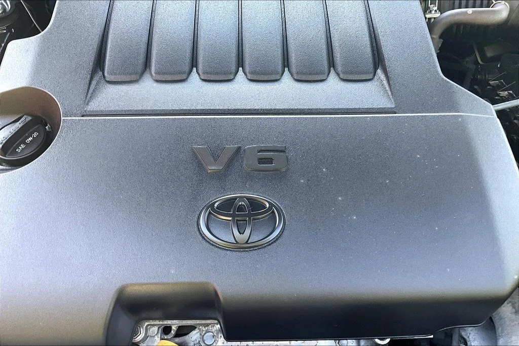 Used 2016 Black Toyota XLE image 33