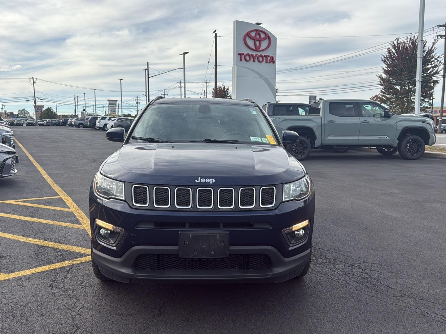 Used 2019 Jazz Blue Pearlcoat Jeep Latitude image 8