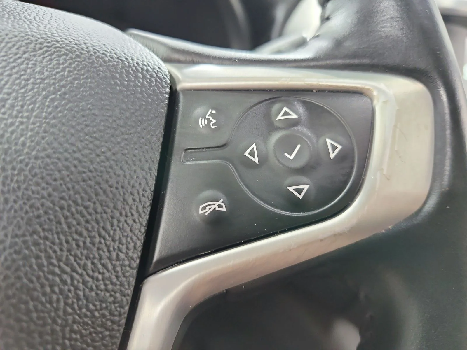 Used 2018 Silver GMC SLE-2 image 24