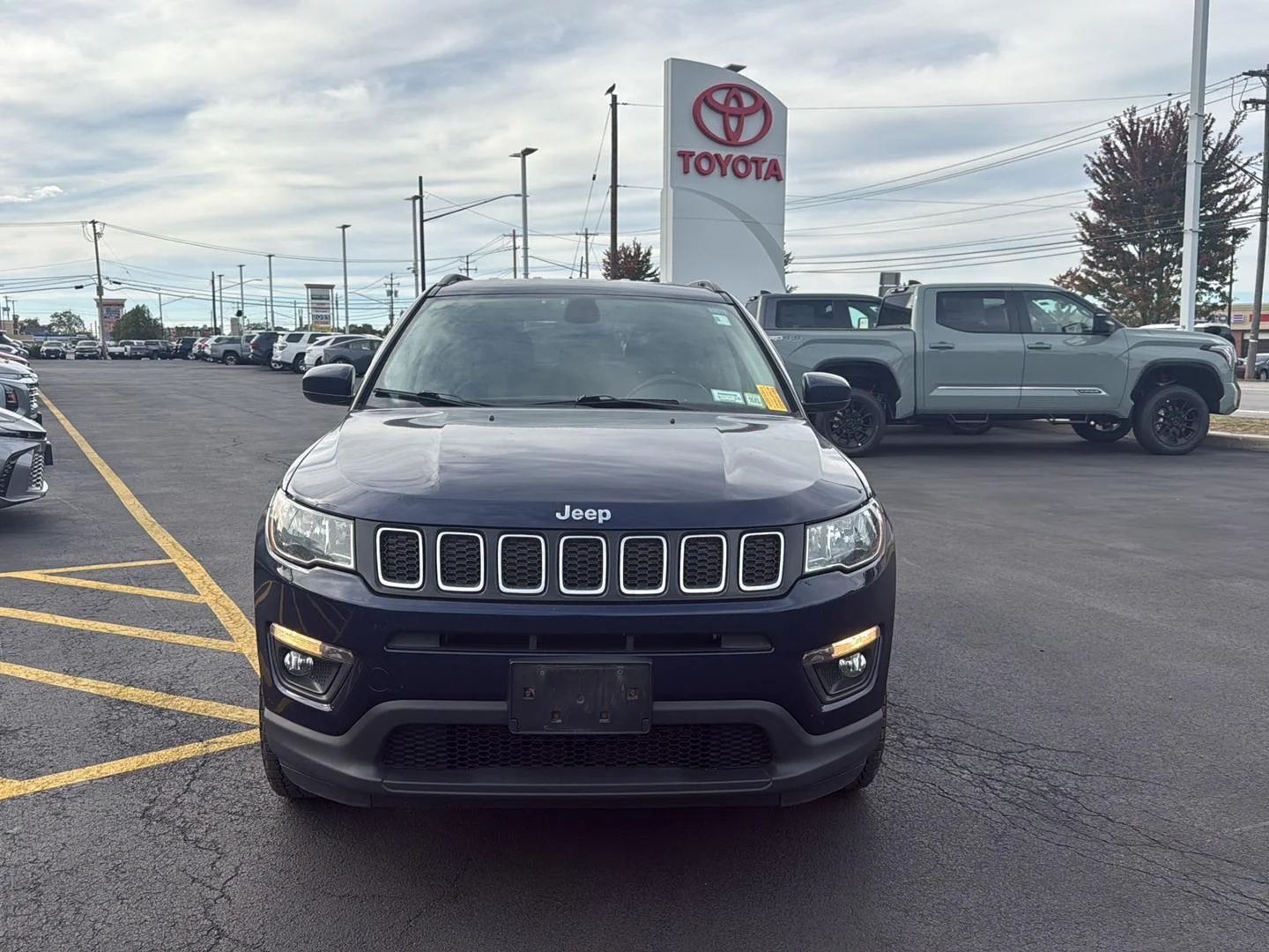 Used 2019 Jazz Blue Pearlcoat Jeep Latitude image 8