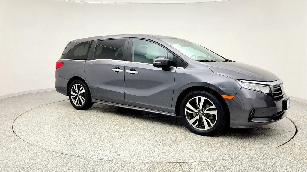 Used 2023 Modern Steel Metallic Honda Touring Automatic w/ Rear Entertainment System & Navigation image 3
