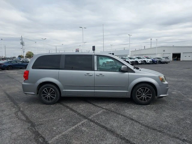 Used 2015 Silver Dodge SXT image 3