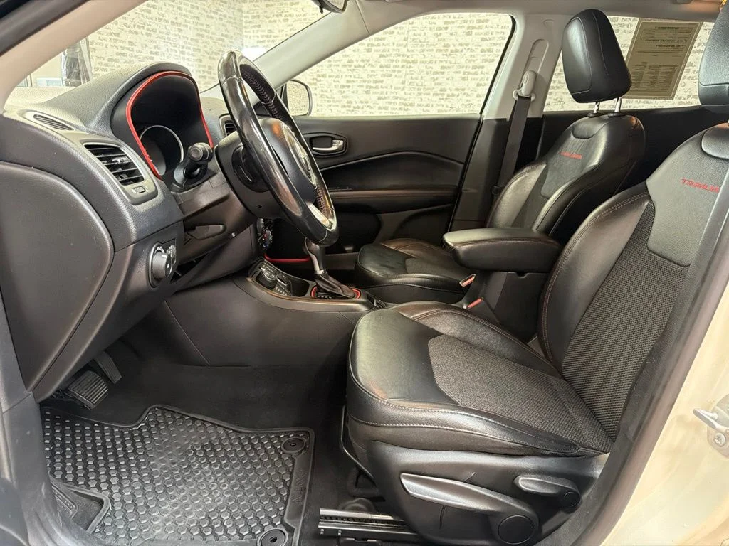 Used 2019 White Clearcoat Jeep Trailhawk image 25