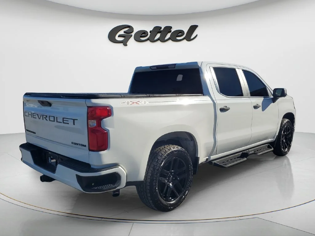 Used 2022 SUMMIT WHITE Chevrolet Custom image 5