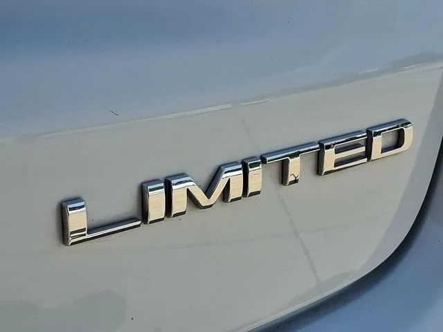 Used 2025  Jeep Limited image 25