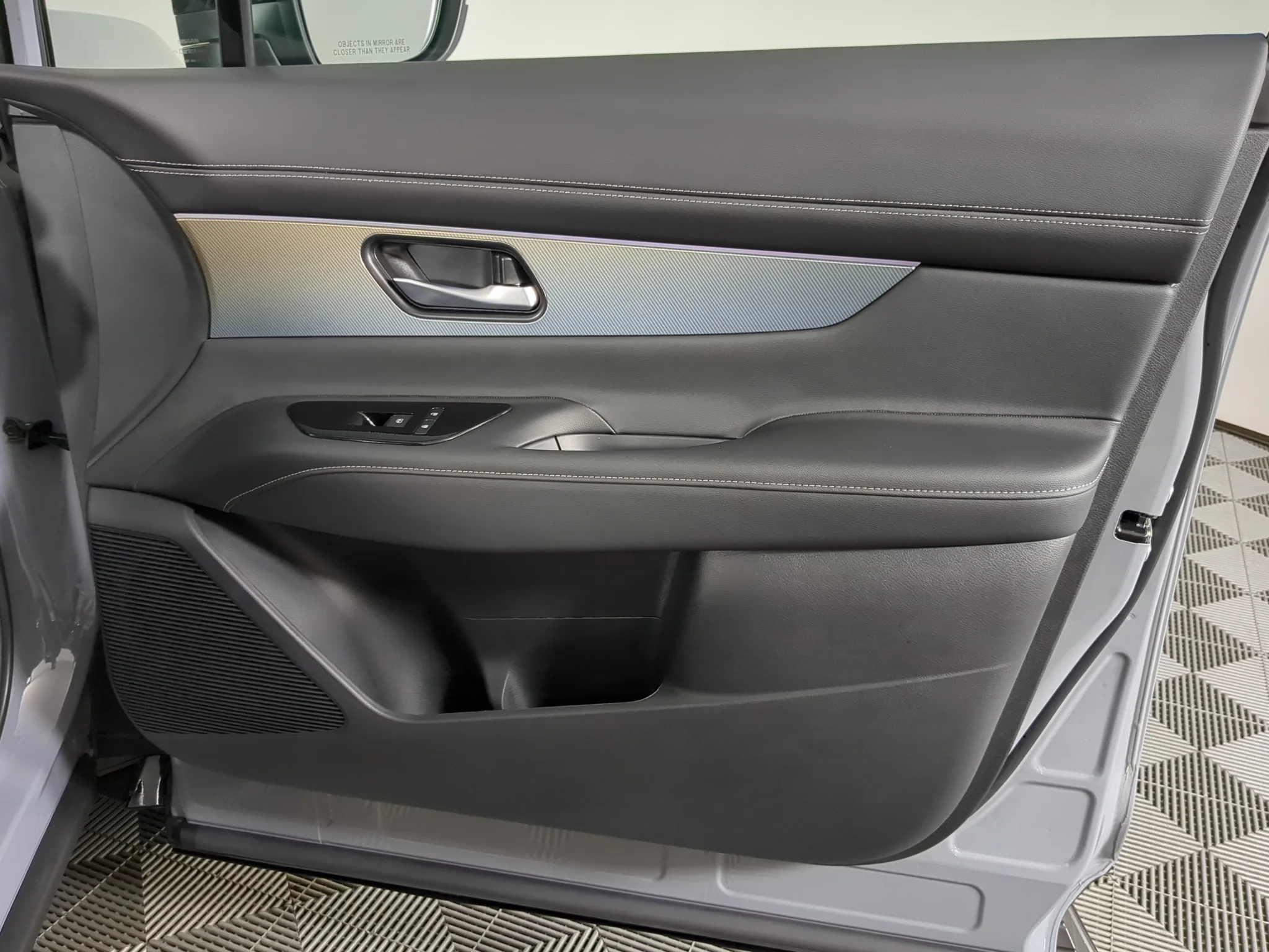New 2027 Boulder Gray Pearl/Super Black Nissan SL image 21