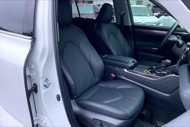 Certified Used 2025 WIND CHILL PEARL Toyota  image 9