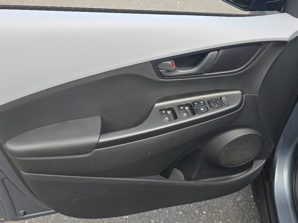 Used 2020 Sonic Silver Hyundai SE image 31