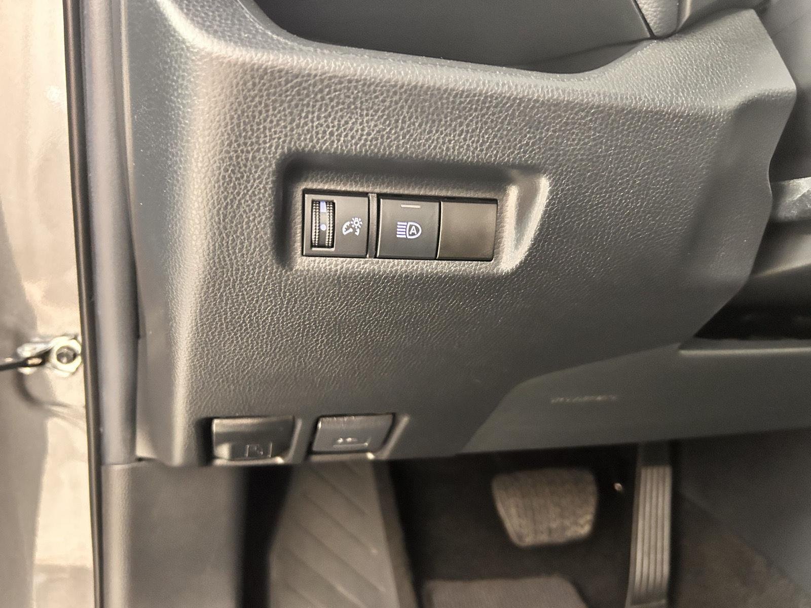 2022 Toyota RAV4 XLE - Photo 22