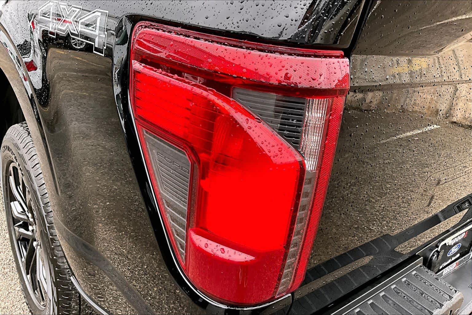 Used 2025 Agate Black Metallic Ford XLT image 28