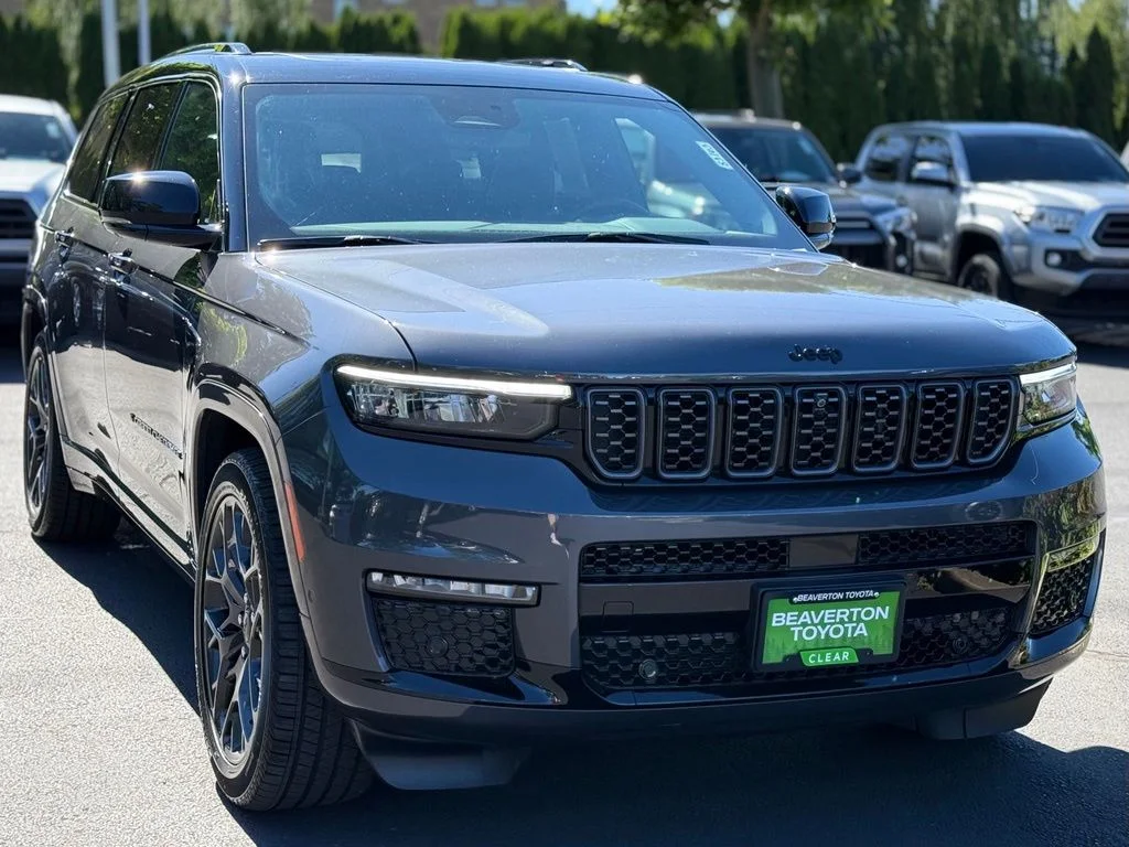 Used 2025 Gray Jeep Summit image 7