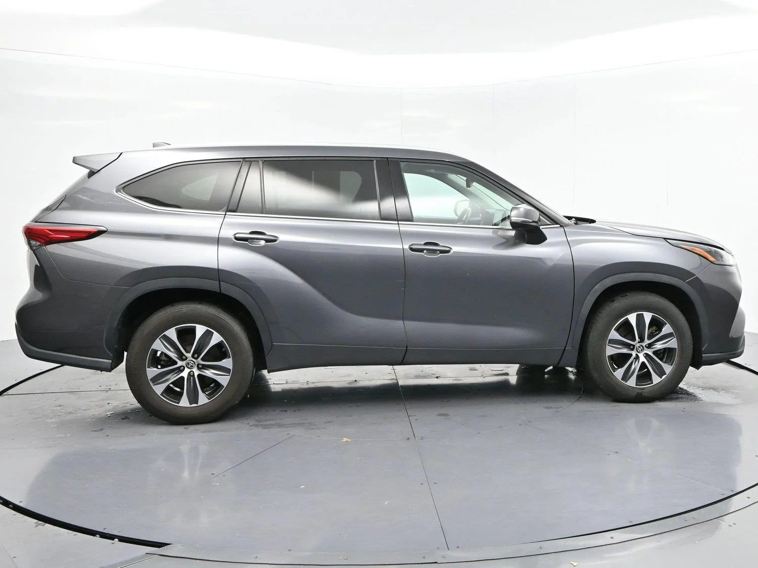 Used 2022 Magnetic Gray Metallic Toyota XLE image 8