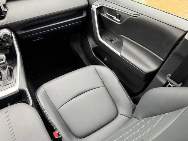 Certified Used 2025 SILVER SKY METALLIC Toyota XLE Premium image 24