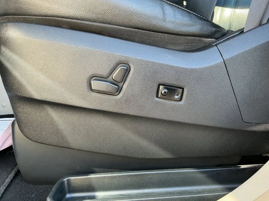 Used 2016 Silver Chrysler Touring image 19