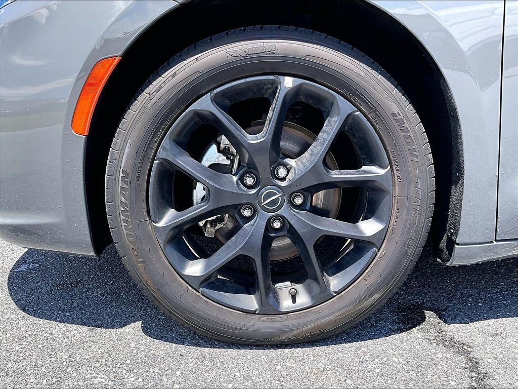 Used 2025 White Chrysler Limited image 7