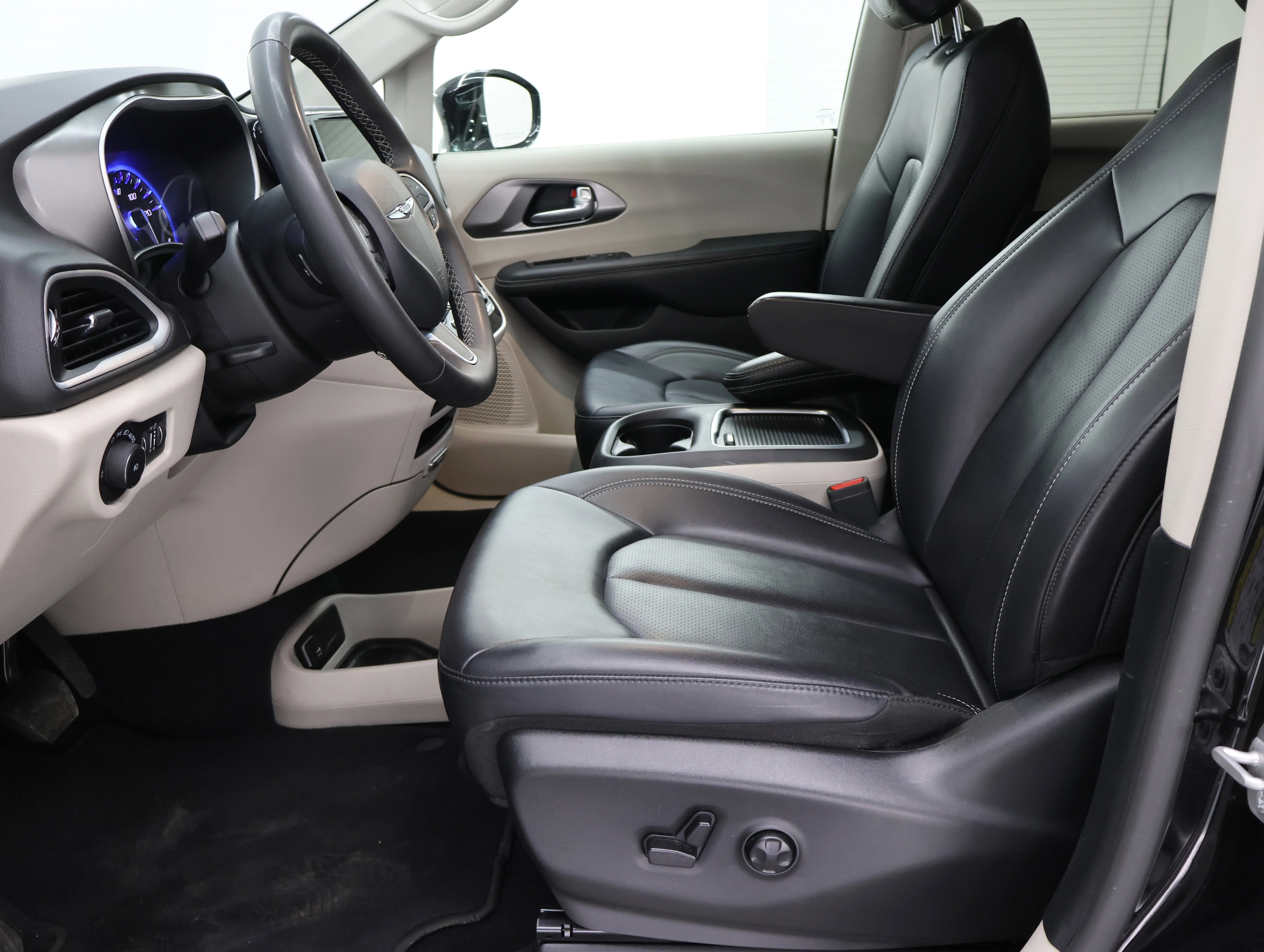 Used 2024 Diamond Black Crystal Pearlcoat Chrysler Touring L image 8