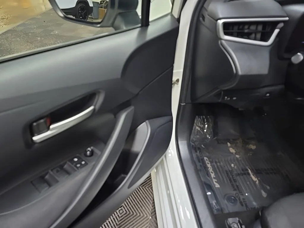 Used 2020 White Toyota LE image 27