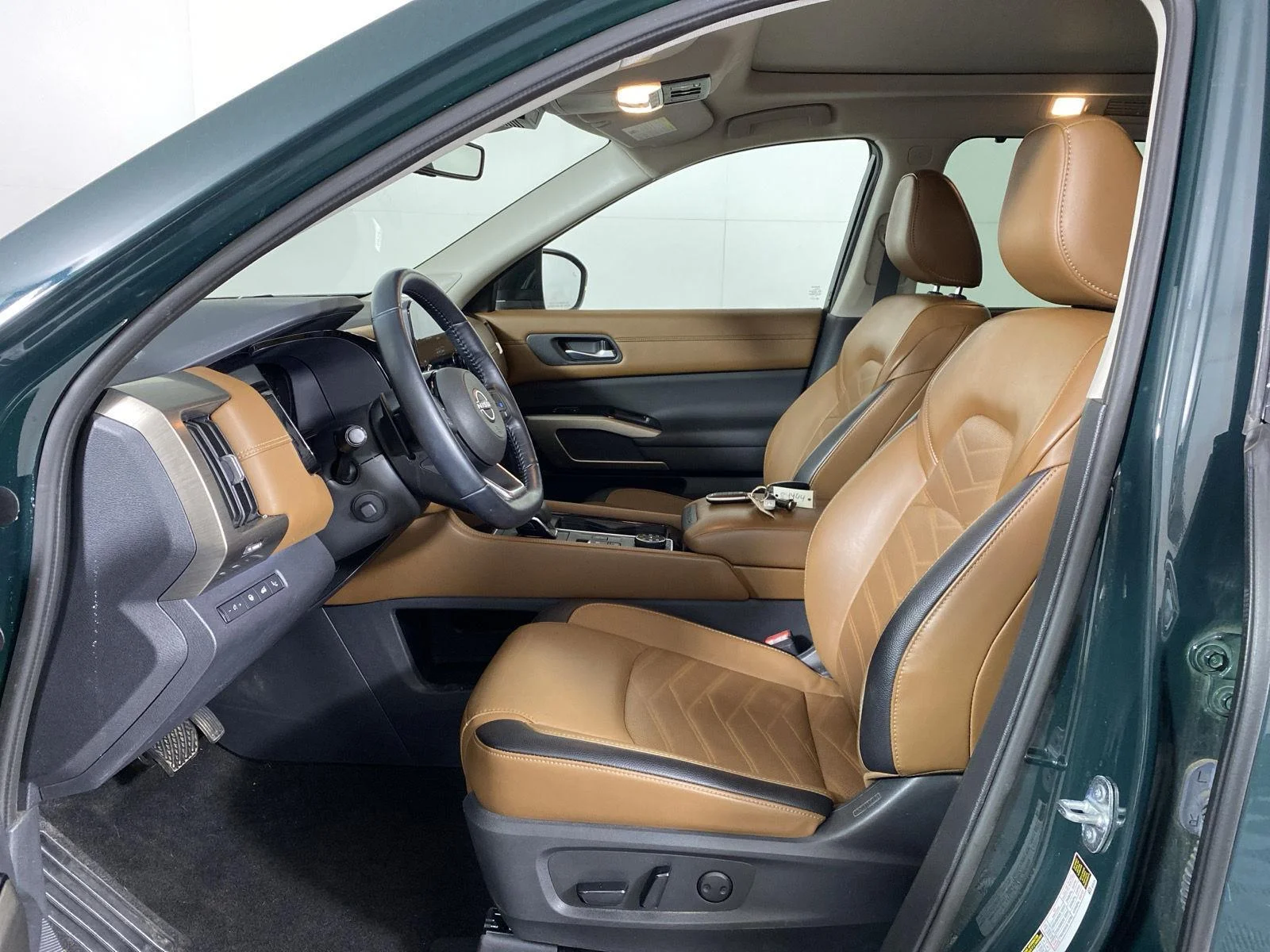 Used 2023 Obsidian Green Pearl Nissan Platinum image 13