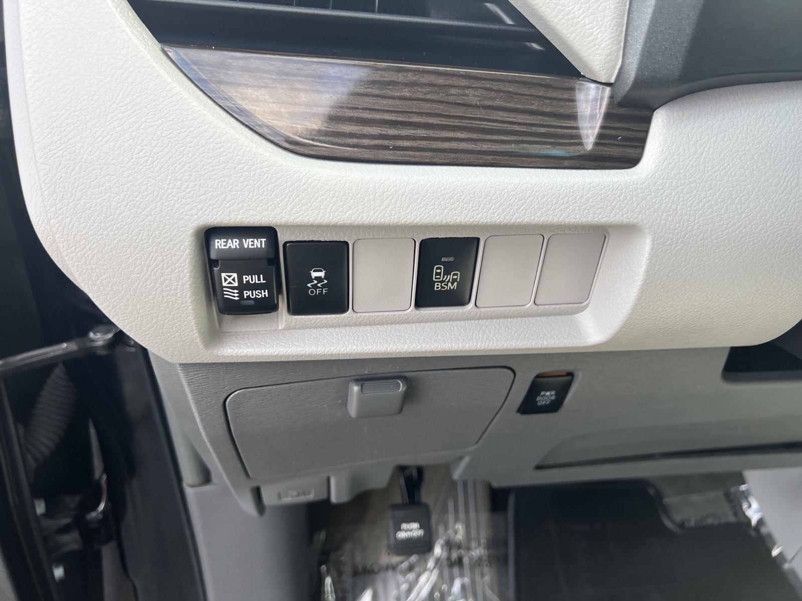 2016 Toyota Sienna XLE - Photo 18